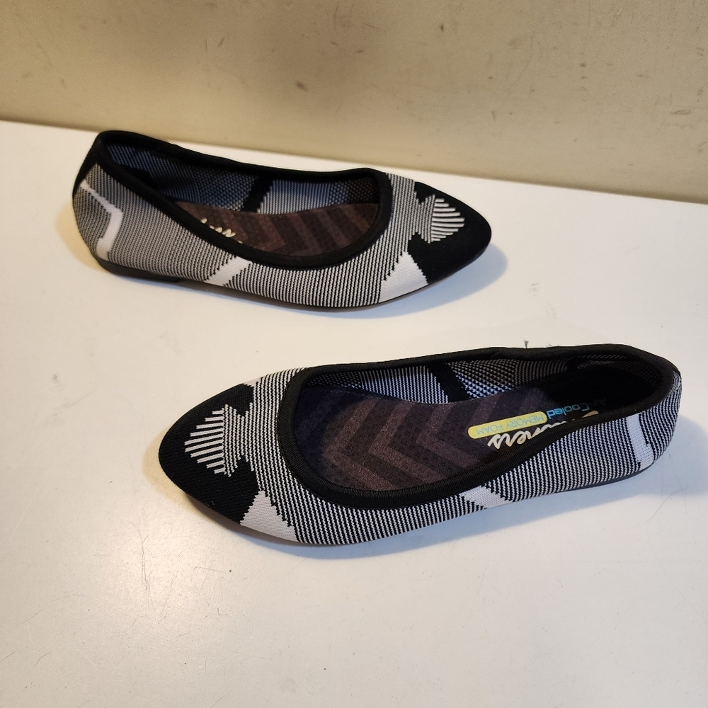 Skechers Air Cooler Memory Foam Black and White Patterned Pointed Toe Flats 7